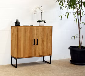 Schmaler Schrank mit Metallgestell 2 Holztüren MIDO 90x88x32cm Massivholz geölt