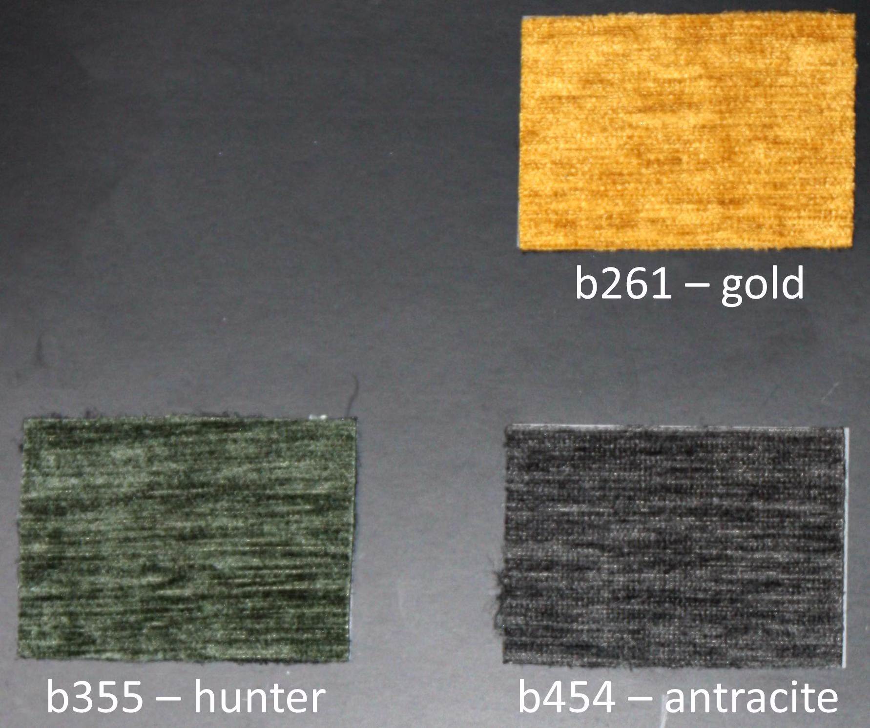 Drei beschriftete Stoffmuster in Gold