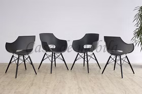 Vier graue Schalenstühle JAZZ mit schwarzen Metallbeinen in Reihenaufstellung.