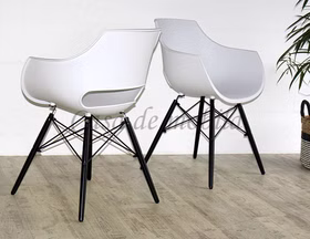 Zwei weiße Schalenstühle JAZZ mit schwarzen Beinen in moderner Seiten- und Rückansicht.