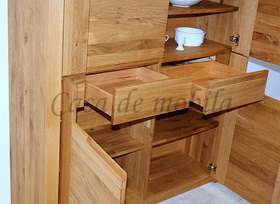 highboard-horizont-wildeiche-massiv-natur-geölt Schrank Horizont aus massiver Wildeiche mit Blick auf die stabilen Holzeinlegeböden, die geöffneten Schubladen und das großzügige Stauraumangebot.