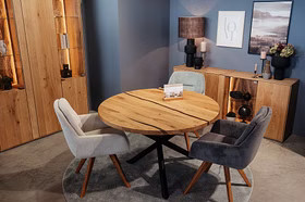 esstisch-rund-120cm-wildeiche-epoxigharz-schwarz Runder Esstisch Ø 120 cm aus massiver Asteiche mit schwarzem Epoxidharz und Doppel-X-Gestell im Esszimmer