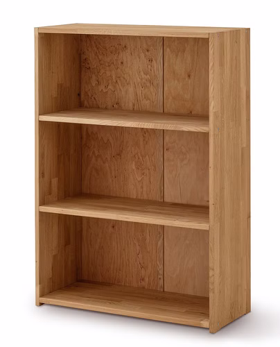 Standregal GENUA Wildeiche – mit Büchern und Dekoration Standregal GENUA aus geölter Wildeiche mit drei offenen Fächern, gefüllt mit Büchern, Ordnern, Pflanze und Flechtkorb.