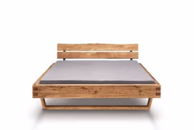 WOODSTOCK 620 Schwebebett aus Wildeiche mit Holzkufen und Balkenkopfteil mit Baumkante Schwebebett WOODSTOCK 620 aus massiver Wildeiche mit Balkenkopfteil, Doppelzapfen und Kufen-Untergestell – Frontansicht