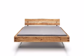 TPT WOODSTOCK 620 Balkenbett aus Wildeiche mit Metallkufen und Balkenkopfteil Balkenbett WOODSTOCK 620 von TPT aus massiver Wildeiche mit Doppelzapfen, Balkenkopfteil und schrägen Metallkufen – Frontansicht