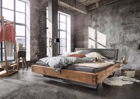 TPT WOODSTOCK 620 Balkenbett aus Wildeiche mit Metallkufen und gestepptem Polsterkopfteil Balkenbett WOODSTOCK 620 von TPT aus massiver Wildeiche mit Metallkufen und gestepptem Polsterkopfteil im modernen Schlafzimmer