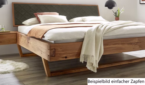 Balkenbett WOODSTOCK 620 von TPT aus massiver Wildeiche mit umgekehrten Metallkufen, gestepptem Polsterkopfteil und einfacher Zapfenverbindung