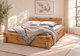 WOODSTOCK I – Schubladenbett Rustikales Holzdoppelbett mit kräftiger Maserung und integrierten unteren Schubladen in einem hellen Schlafzimmer.