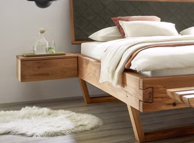 TPT WOODSTOCK 620 – hängende Nachtkommode aus Wildeiche mit Schublade Hängende Nachtkommode WOODSTOCK 620 von TPT aus massiver Wildeiche mit Schublade neben dem Balkenbett