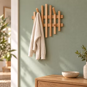 BANTRY Holzgarderobe mit Jacke Kleine runde Holzgarderobe aus senkrechten Leisten mit aufgehängter Jacke.