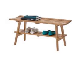 Holzbank mit Büchern und Schuhen Holzbank mit Buch auf dem Sitz und Schuhen auf der unteren Ablage.