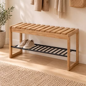 Lattenbank mit schwarzem Schuhrost Schmale Holzbank mit Latten-Sitzfläche und schwarzem Schuhrost im Flur.