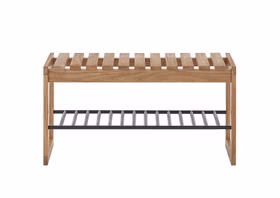 Holzbank mit Metall-Schuhablage Freigestellte Holzbank mit gerasterter Sitzfläche und schwarzer Metallablage darunter.
