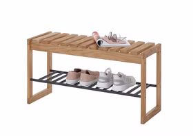Lattenbank mit Schuhen Holzbank mit Latten-Sitzfläche