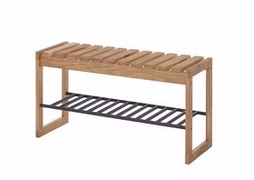 Holzbank mit Metall-Schuhablage Freigestellte Holzbank mit gerasterter Sitzfläche und schwarzer Metallablage darunter.