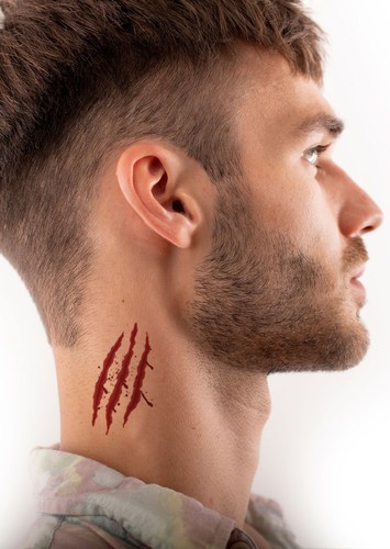 Temporäres Halloween Tattoo mit roten Kratzspuren am Hals