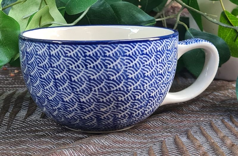 Milchkaffeetasse aus Bunzlauer Keramik 370 ml - 14,5 × 11 x 6,6 cm - 340 g - optimal 250 ml – große Kaffeetasse von Ceramika Artystyczna - Waves