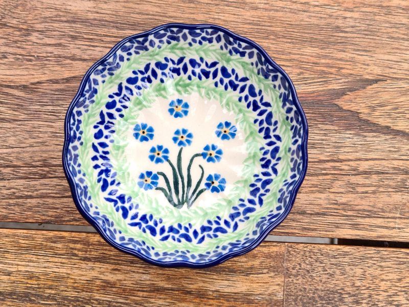 Kleine Schale mit gewelltem Rand 11 cm – Bunzlauer Keramik – Ceramika Artystyczna – Dessertschale, Marmeladenschale, Pralinenschale und Dekoschale – ca. 200 ml - Forget me not