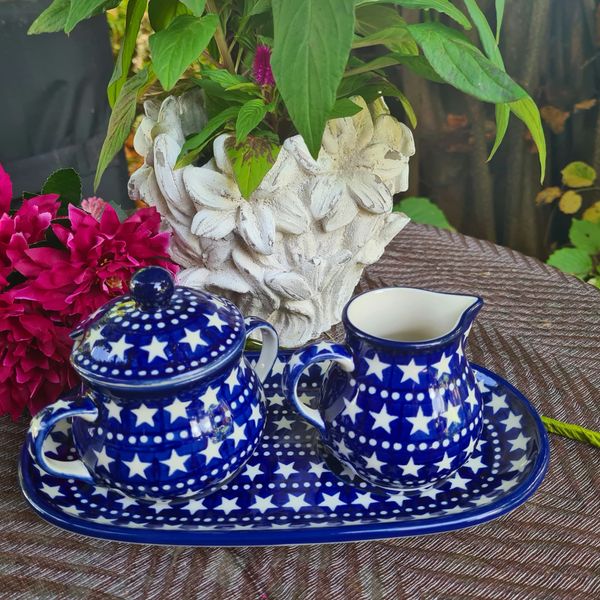 Milch & Zucker Set auf Tablett, 3-teilig – Milchkännchen 150 ml, Zuckerdose für ca. 150 g Zucker, Tablett 24 × 13 cm – Bunzlauer Keramik – Ceramika Artystyczna – für Kaffee, Tee & Gastronomie - Blue Stars