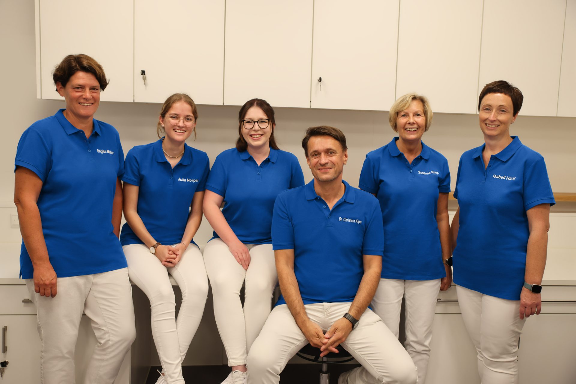 Praxis-Team in einheitlichen blauen Polos