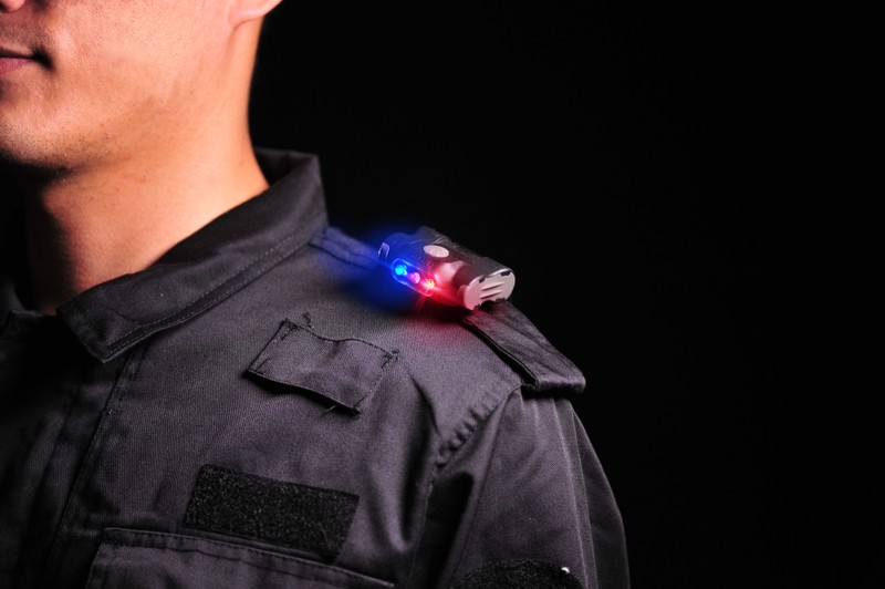 NEXTORCH UL12 - LED- Cliplampe mit Warnlicht blau/rot und weißem Licht für Kappen, Molle, Rucksäcke, Koppel, Gürtel NEXTORCH UL12 - LED- Cliplampe mit Warnlicht blau/rot und weißem Licht für Kappen, Molle, Rucksäcke, Koppel, Gürtel