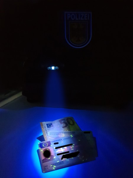 UL10UV 365nm und weißlicht LED Cliplampe für Polizei und Behörden NEXTORCH UL10UV - LED- Cliplampe Weißlicht + UV Licht 365nm zur Dokumentenkontrolle für Kappen, Molle, Rucksäcke, Koppel, Gürtel, 40 Lumen weißlicht