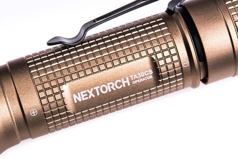 NEXTORCH TA30CS OPERATOR SAND Taktische LED Taschenlampe, 1600 Lumen, Kopf mit Nano- Keramik Glasbrecher, Stroboskopfunktion, inkl. farbgleicher FR-1 Führungshilfe NEXTORCH TA30CS OPERATOR SAND Taktische LED Taschenlampe, 1600 Lumen, Kopf mit Nano- Keramik Glasbrecher, Stroboskopfunktion, inkl. farbgleicher FR-1 Führungshilfe