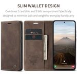 CASEME 013 Series Hülle von vorne und Innen aufgeklappt mit Telefon, Kreditkarten und Geldschein in Coffee für Galaxy S25 FE