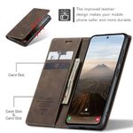 CASEME 013 Series Hülle schräg von Innen aufgeklappt mit Telefon, Kreditkarten, Geldschein und oben links ein fast geschlossene Hülle mit Hinweis auf Magnet-Funktion in Coffee für Galaxy S25 FE