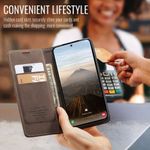 CASEME 013 Series Hülle von Innen aufgeklappt mit Telefon, Kreditkarten, Geldschein und im Hintergrund findet eine Kartenzahlung statt in Coffee für Galaxy S25 FE