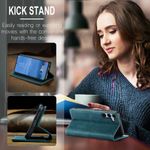 CASEME 013 Series Hülle seitlich aufgeklappt aus 3 verschiedenen Perspektiven und eine kaffeetrinkende Frau im Hintergrund in Blau für Galaxy S25 FE