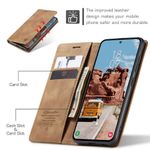CASEME 013 Series Hülle schräg von Innen aufgeklappt mit Telefon, Kreditkarten, Geldschein und oben links ein fast geschlossene Hülle mit Hinweis auf Magnet-Funktion in Braun für Galaxy S25 FE