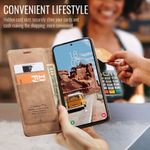 CASEME 013 Series Hülle von Innen aufgeklappt mit Telefon, Kreditkarten, Geldschein und im Hintergrund findet eine Kartenzahlung statt in Braun für Galaxy S25 FE