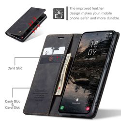 H130SA394A-CASEME-Handy-Tasche-fuer-Samsung-Galaxy-S25-FE-Wallet-013-Series-Huelle-Klapp-Etui_2.jpg CASEME 013 Series Hülle schräg von Innen aufgeklappt mit Telefon, Kreditkarten, Geldschein und oben links ein fast geschlossene Hülle mit Hinweis auf Magnet-Funktion in Schwarz für Galaxy S25 FE
