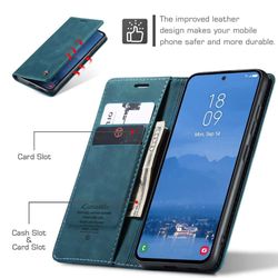 H130SA394A-CASEME-Handy-Tasche-fuer-Samsung-Galaxy-S25-FE-Wallet-013-Series-Huelle-Klapp-Etui_22.jpg CASEME 013 Series Hülle schräg von Innen aufgeklappt mit Telefon, Kreditkarten, Geldschein und oben links ein fast geschlossene Hülle mit Hinweis auf Magnet-Funktion in Blau für Galaxy S25 FE