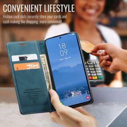 H130SA394A-CASEME-Handy-Tasche-fuer-Samsung-Galaxy-S25-FE-Wallet-013-Series-Huelle-Klapp-Etui_29.jpg CASEME 013 Series Hülle von Innen aufgeklappt mit Telefon, Kreditkarten, Geldschein und im Hintergrund findet eine Kartenzahlung statt in Blau für Galaxy S25 FE