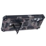 Hybrid Outdoor Hülle von hinten mit ausgeklappten Ständer in Camouflage Grün für Galaxy S25