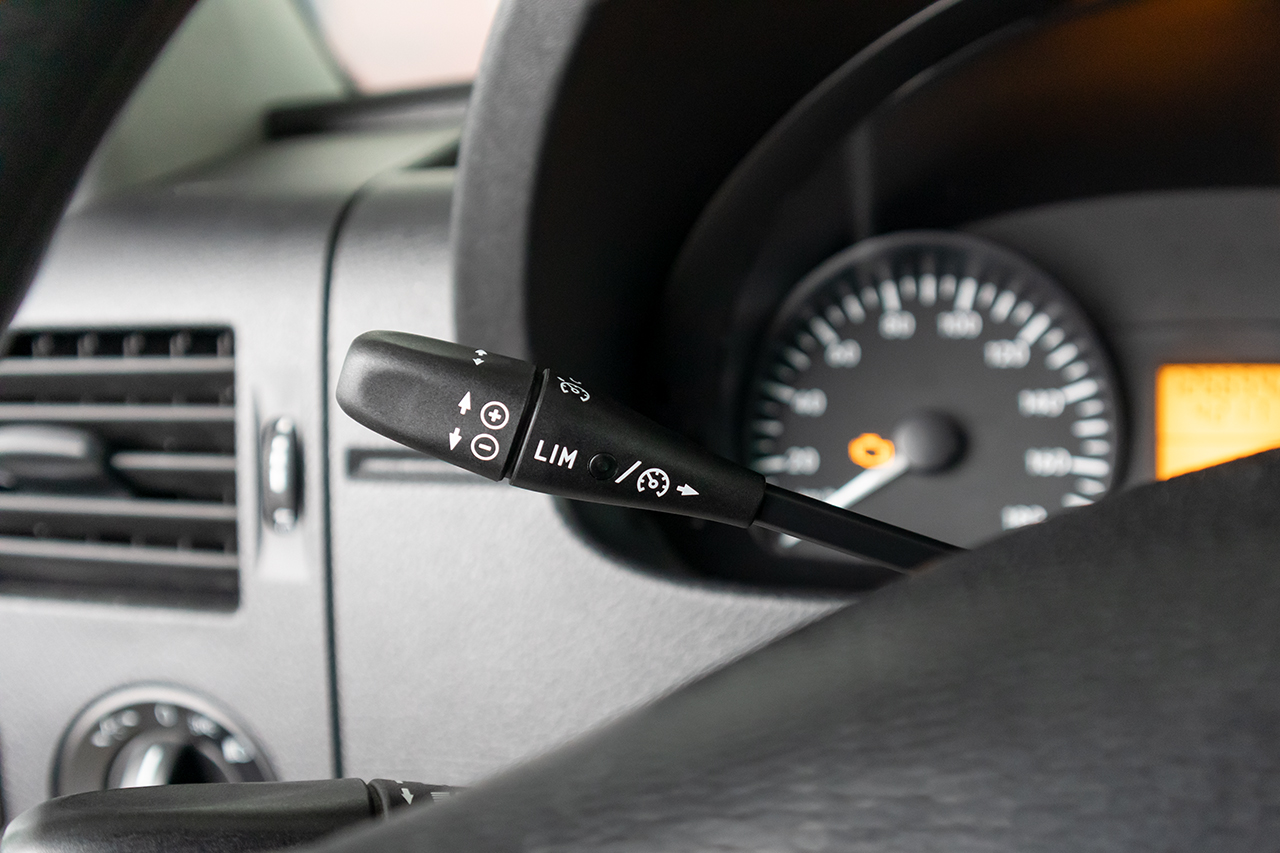 Original Kufatec Komplettset Tempomat mit Limiter Code MS1 inklusive Codierdongle Kabelbaum GRA für Mercedes Sprinter 906 2006-2018 Automatik