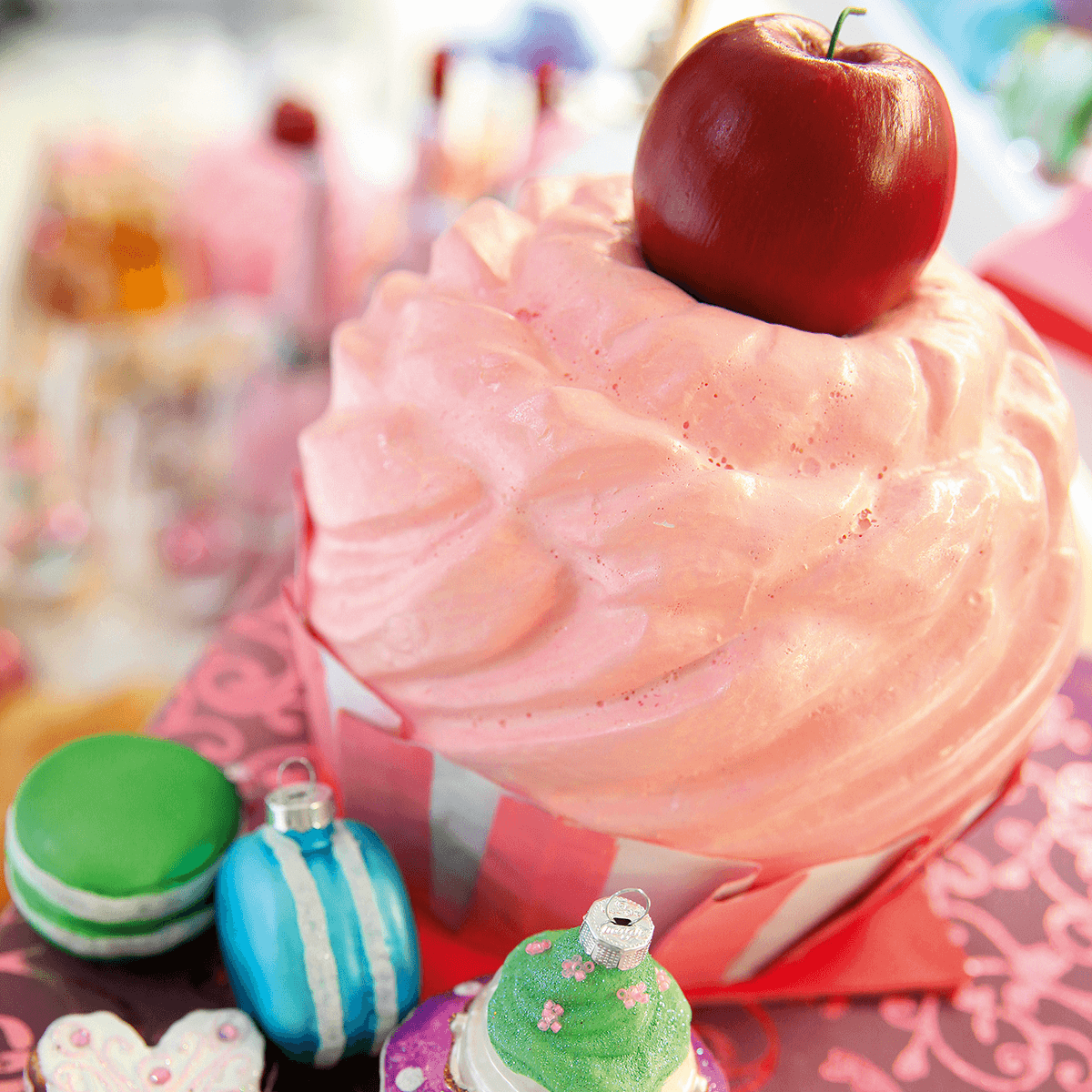 Faux cupcake aux cerises 20 cm - 10
