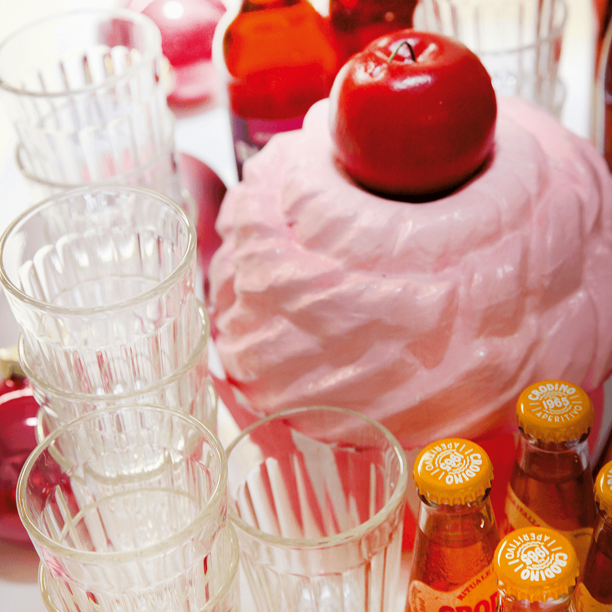 Faux cupcake aux cerises 20 cm - 8