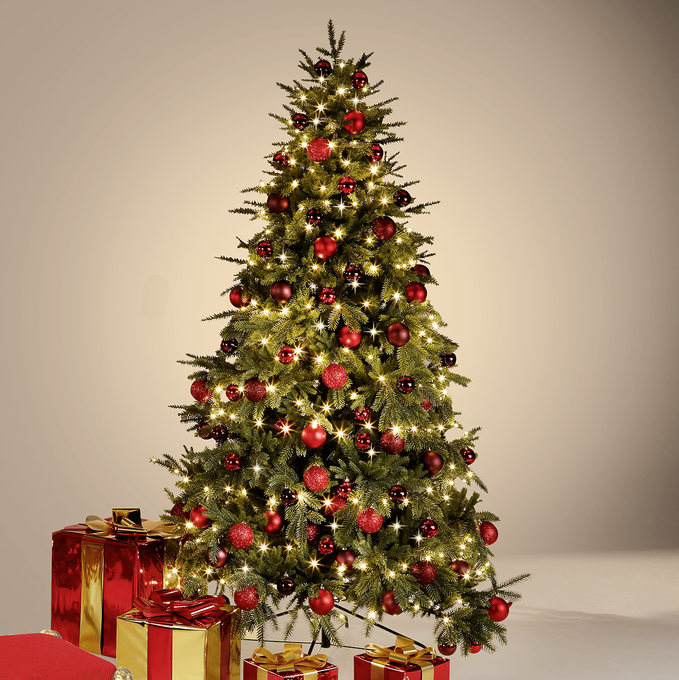 Künstlicher Tannenbaum mit roten Weihnachtskugeln