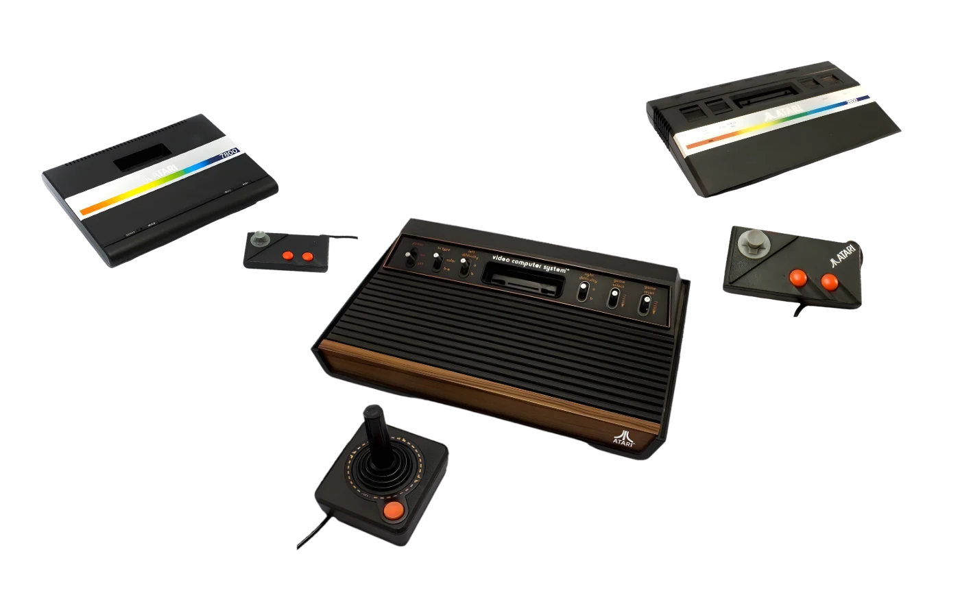 Atari 2600 mit sechs Schaltern in Holz-Optik und Joystick, dazu Atari 2600 Jr. und Atari 7800 mit Controllern