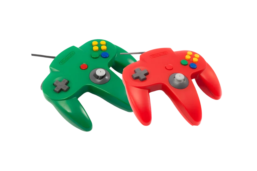 Zwei Original-Controller für das Nintendo 64 in Grün und Rot