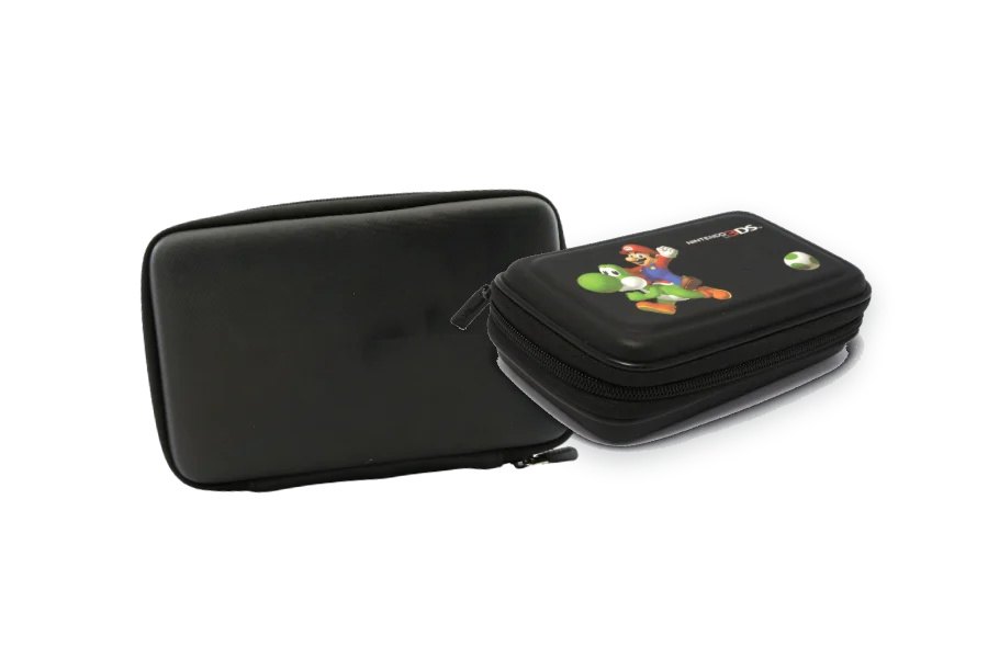 Zwei Schutztaschen, eine mit Mario und Yoshi