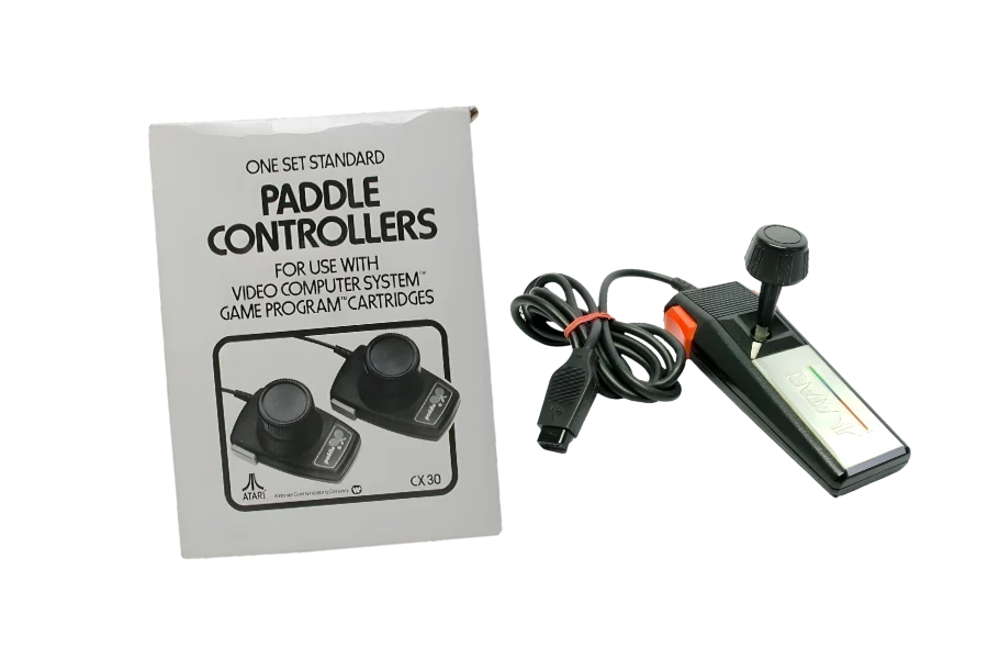 Paddle-Controller von Atari in der Originalverpackung und ein Joystick