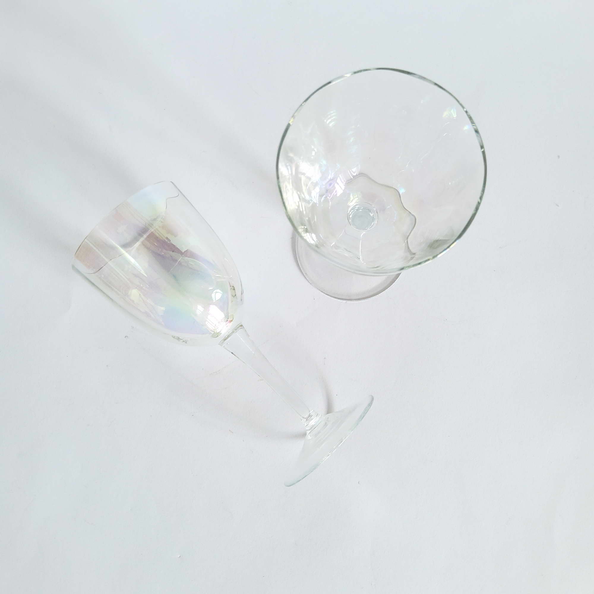 2 Vintage Likörgläser oder kleine Weingläser, irisierendes Vintage Glas, Leonardo 80er Jahre