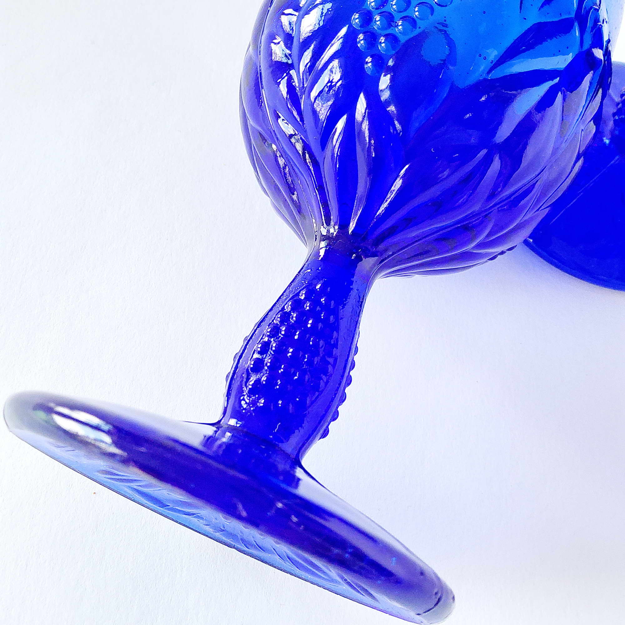 2 blaue Weingläser, blaues Glas aus den 80er Jahren, 2 Pokale für Wein, Eis oder Cocktails