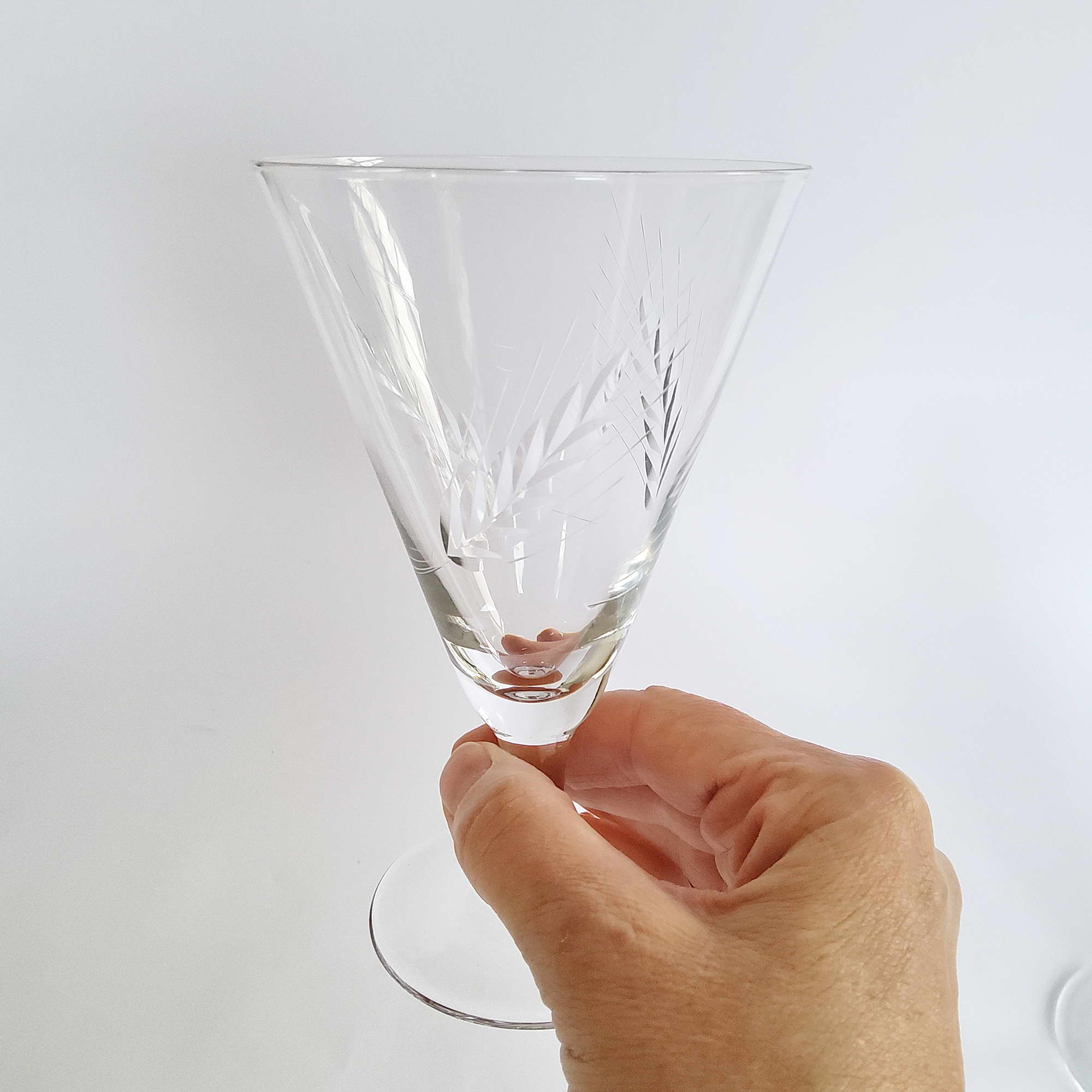 2 alte Rotweingläser, 15 cm große Weinkelche mit graviertem Motiv, Vintage Glas