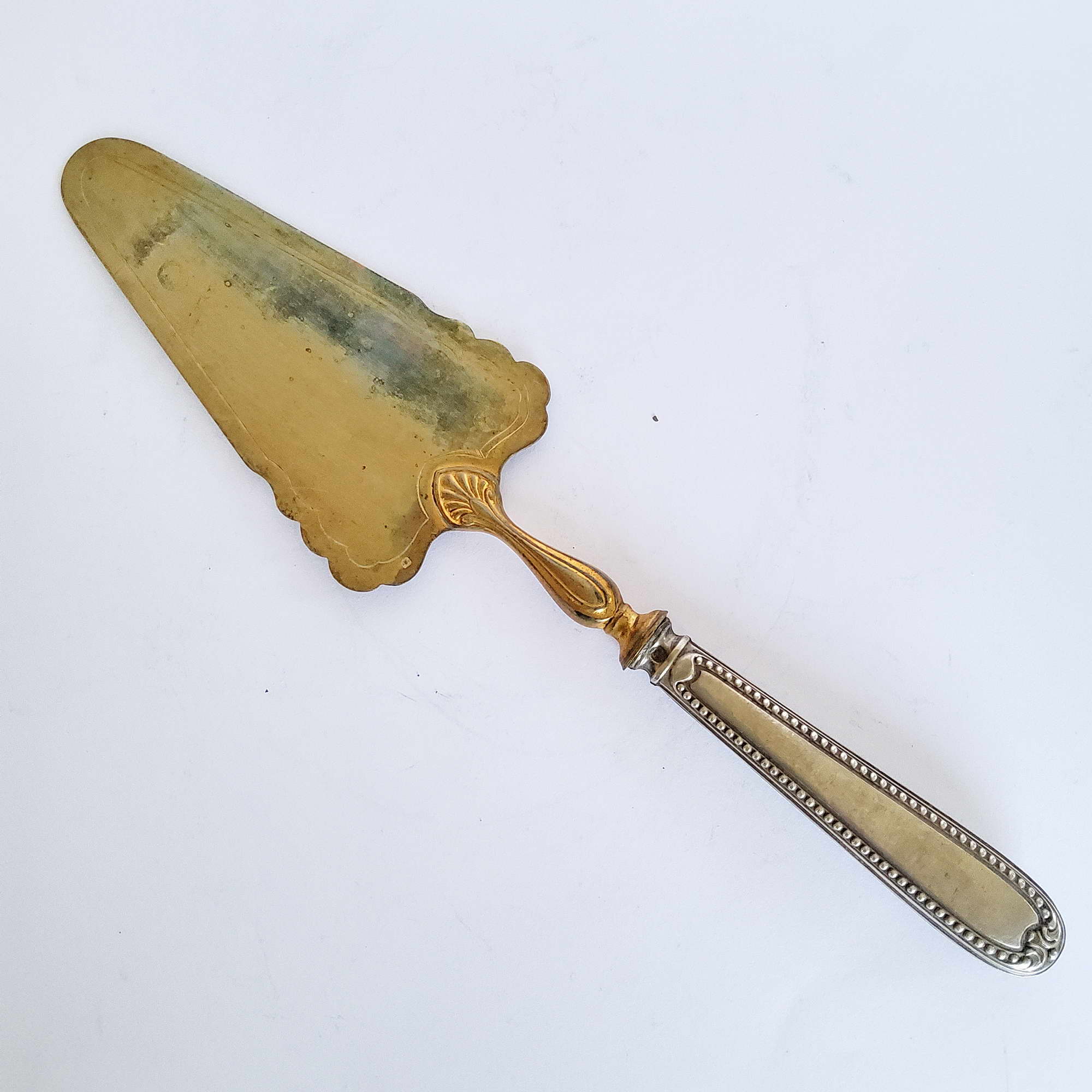Alter Tortenheber, 26 cm große Kuchenschaufel, Gebäckheber, versilbert mit Messing