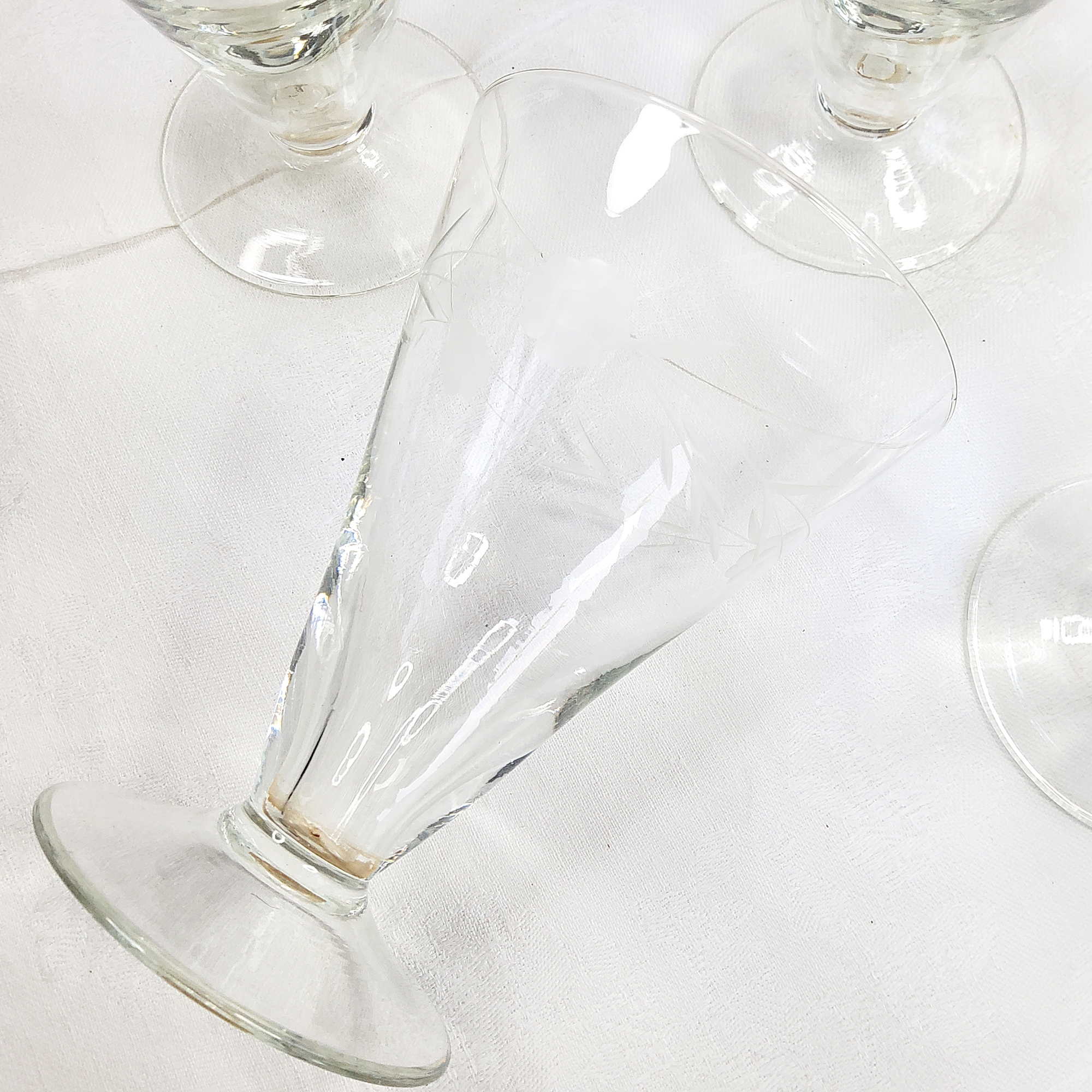 5 alte Rotweingläser, 12 cm große Weinkelche mit Schliff, Vintage Glas, feine Glaspokale, Stielgläser